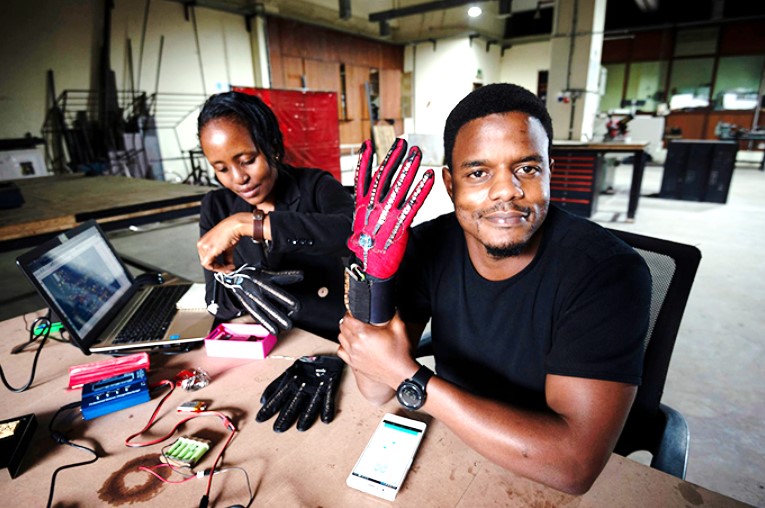 Un teléfono inteligente conectado con los guantes inteligentes inventados por Roy Allela