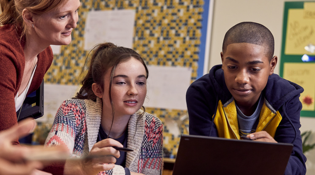 Niños en Aula Digital