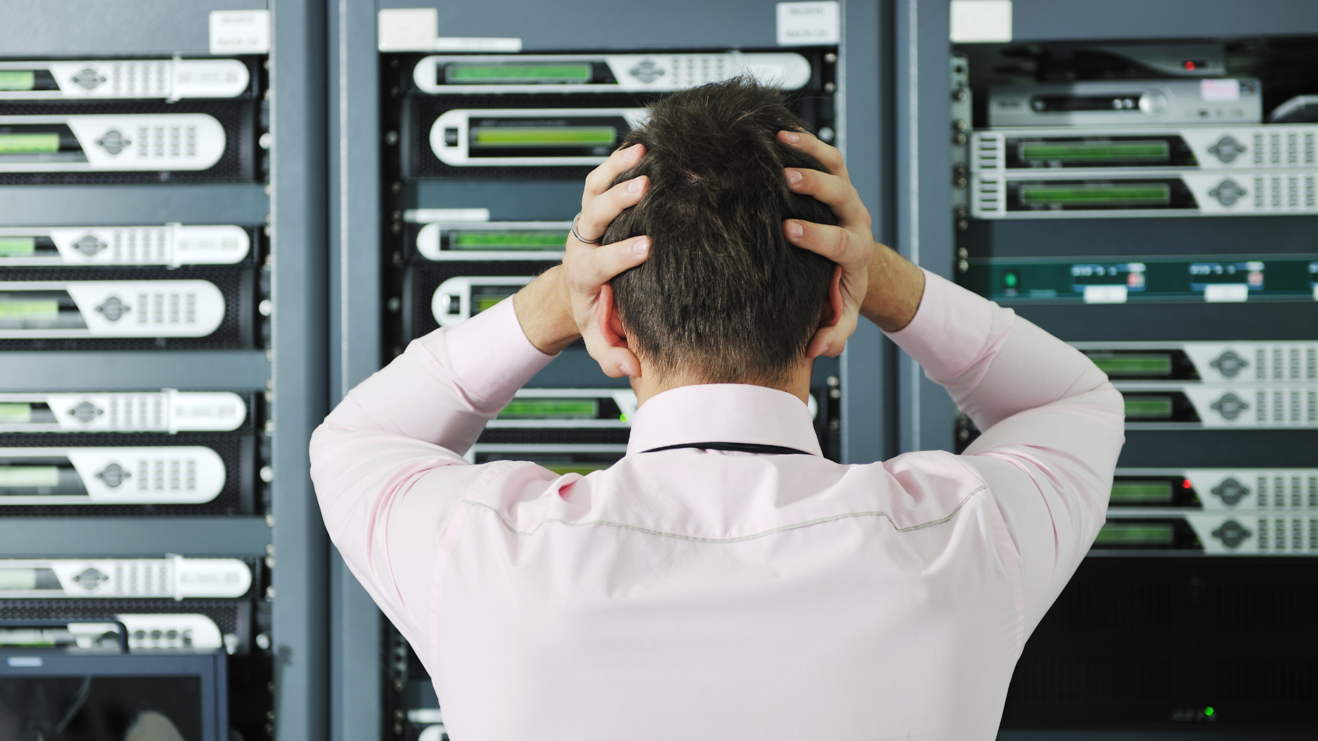 Hombre con las manos en la cabeza frente a Datacenter