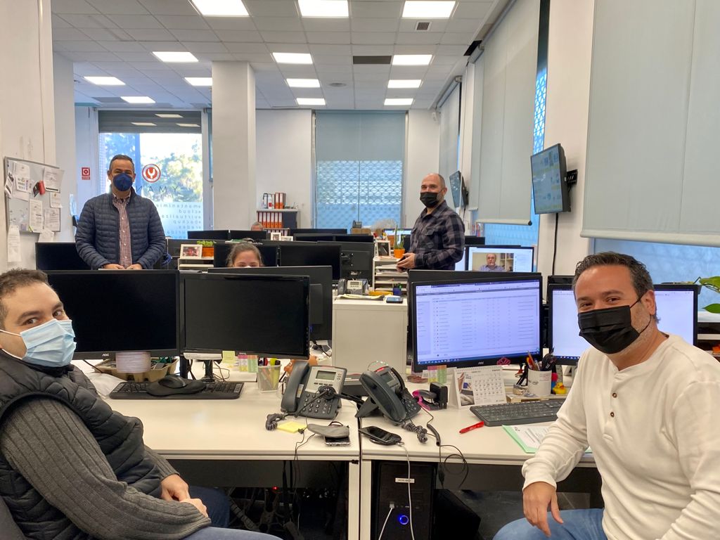 Equipo de trabajo Ymant en su oficinas de Madrid coronavirus