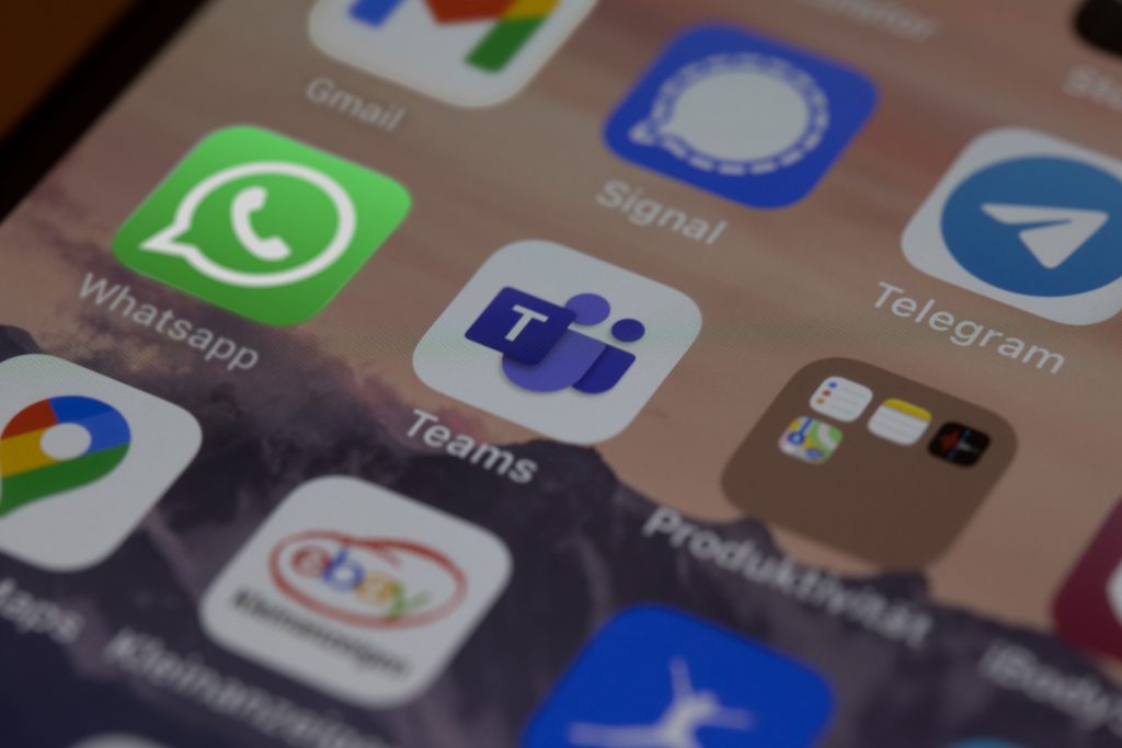 Robots en WhatsApp y Teams para atender Clientes y Empleados