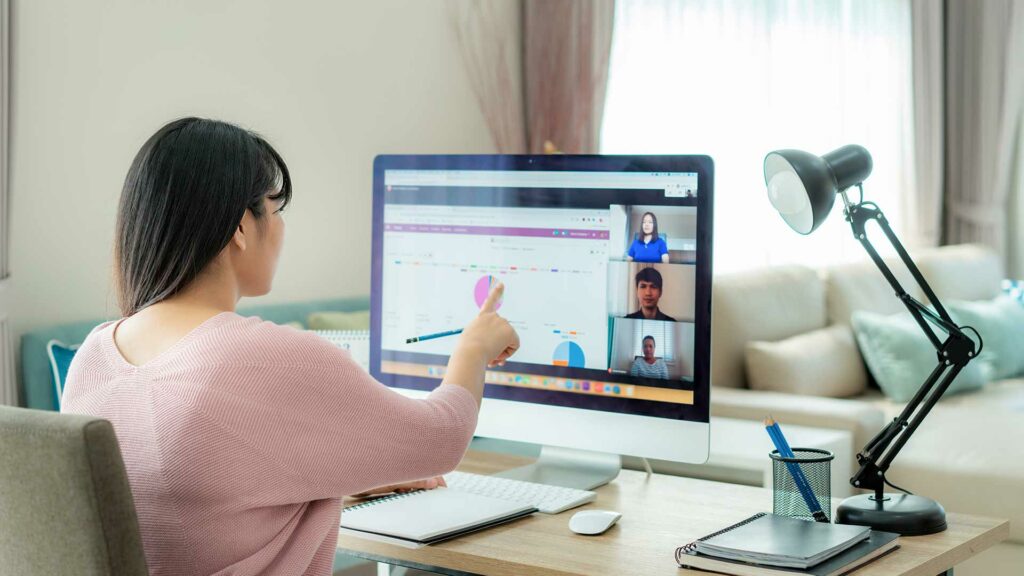 Trabajar desde casa ha creado una "epidemia de horas extras"