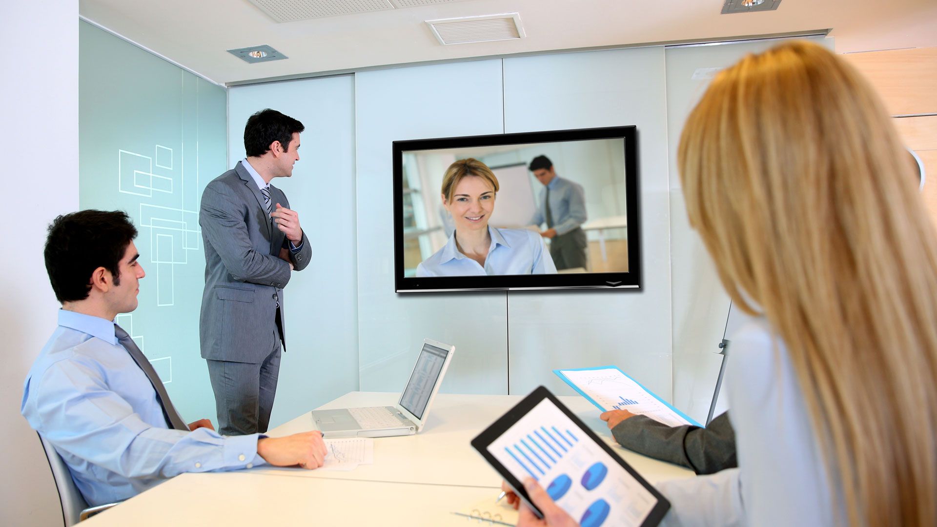 Hewlett Packard compra Poly para hacer frente a las necesidades de trabajo híbrido