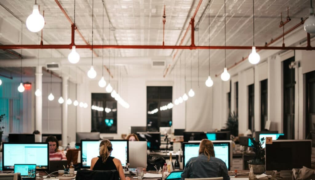 El sector tecnológico experimenta un gran descenso en la oferta de empleo mientras la demanda de oficinas sigue siendo constante