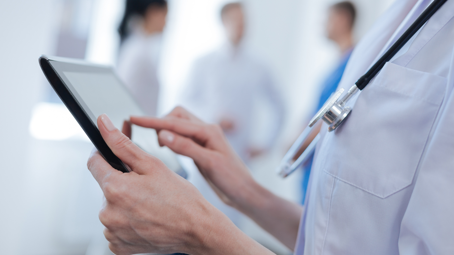 Medico revisa el sistema de gestión sanitaria