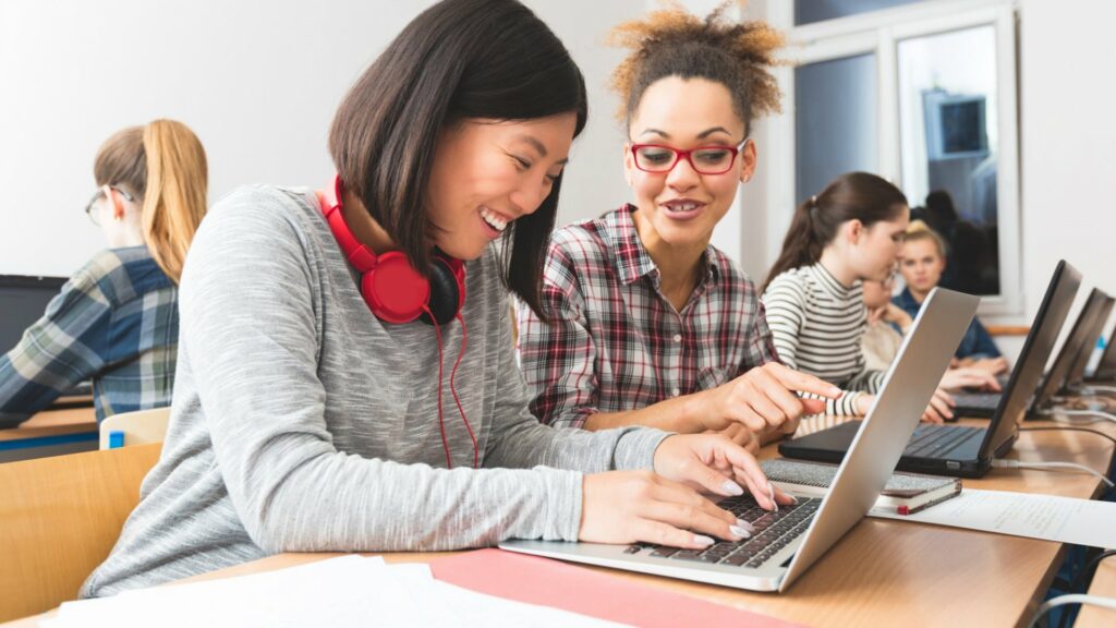 Aumenta el número de mujeres tituladas en informática, la mayor tasa de crecimiento de todas las especialidades