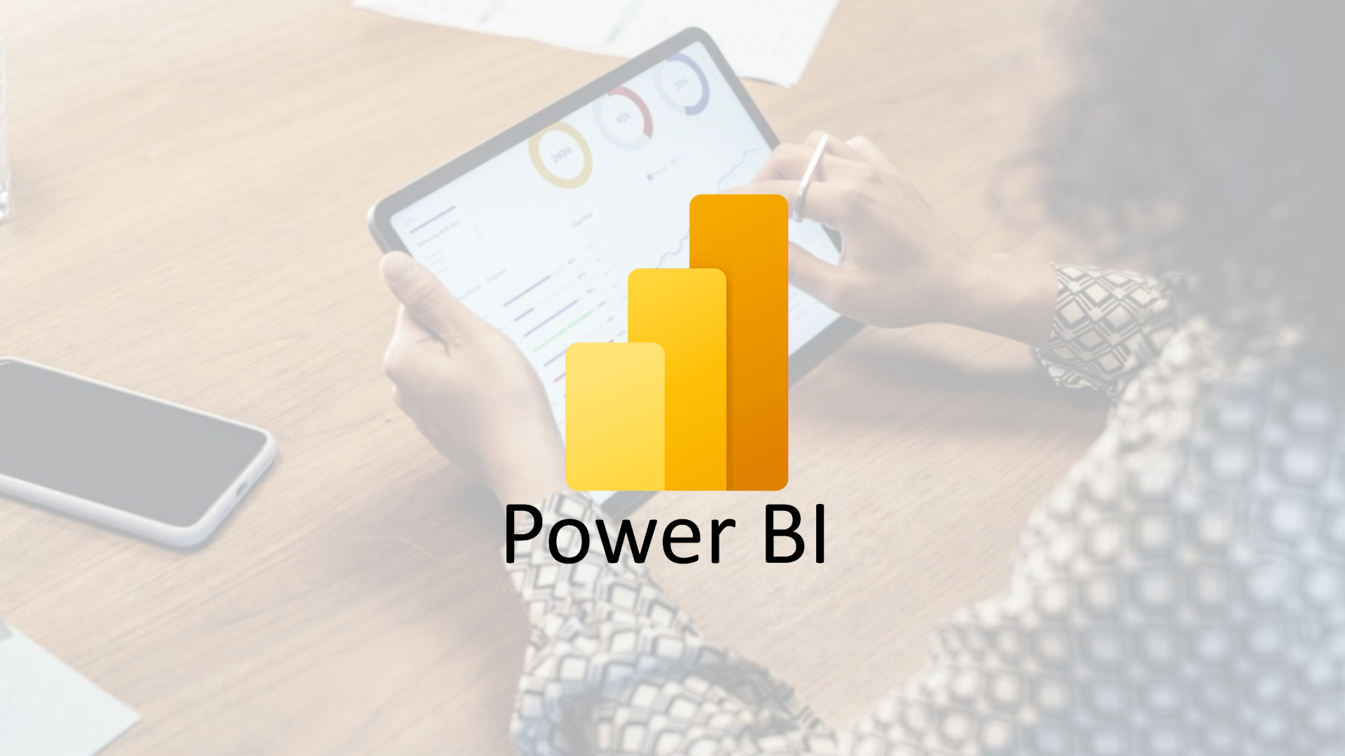 Manos de chica manejando Power BI en una Tablet
