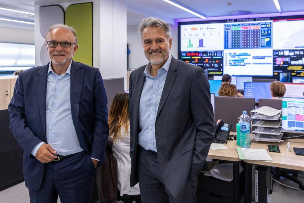 De izquierda a derecha: Manel del Castillo, director gerente del Hospital Sant Joan de Déu Barcelona; y Alberto Granados, presidente de Microsoft España